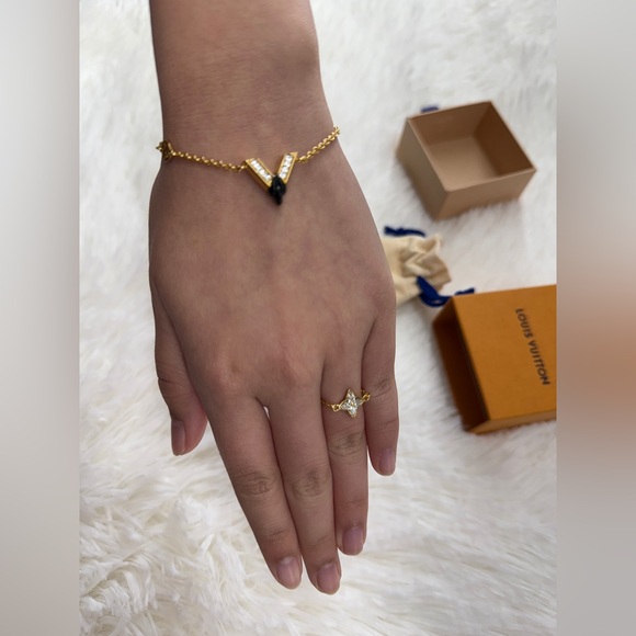 LOUIS VUITTON Essential V Bracelet & Gold Metal Ring. Size S, NEW - Picture 8 of 9